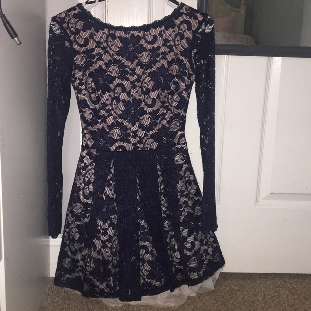 Long sleeve lace short dress.